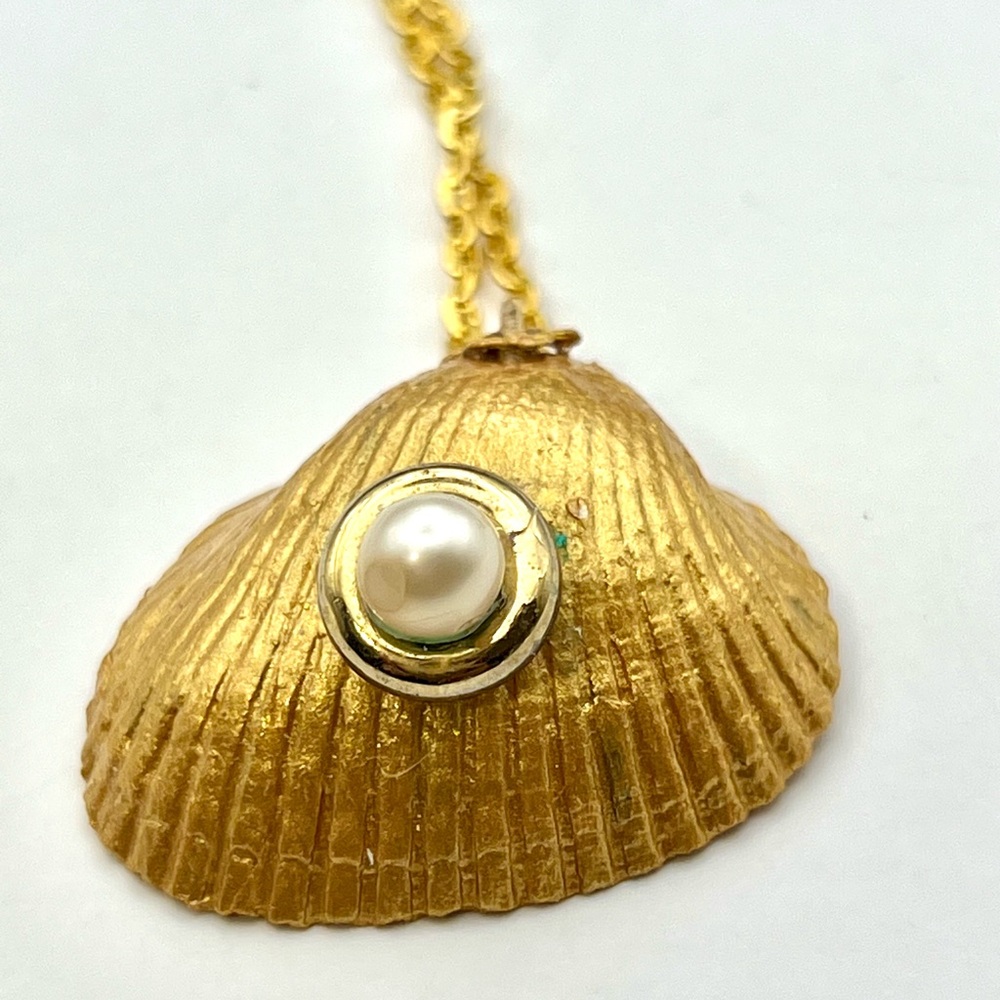 Women's Shell Necklace Gold Pearl 18 inch